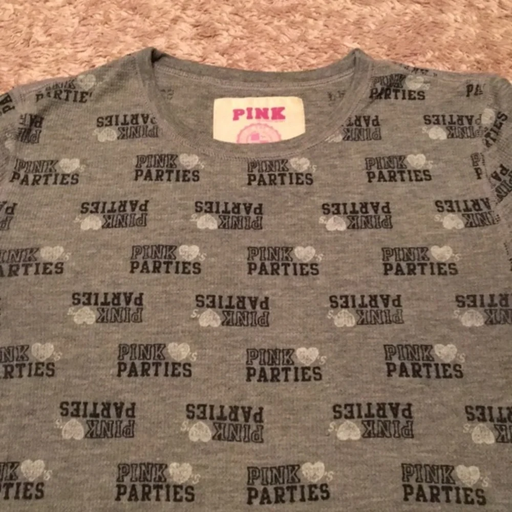 🔥4/$20 PINK Victoria’s Secret Thermal Top - sz SM - Picture 2 of 6